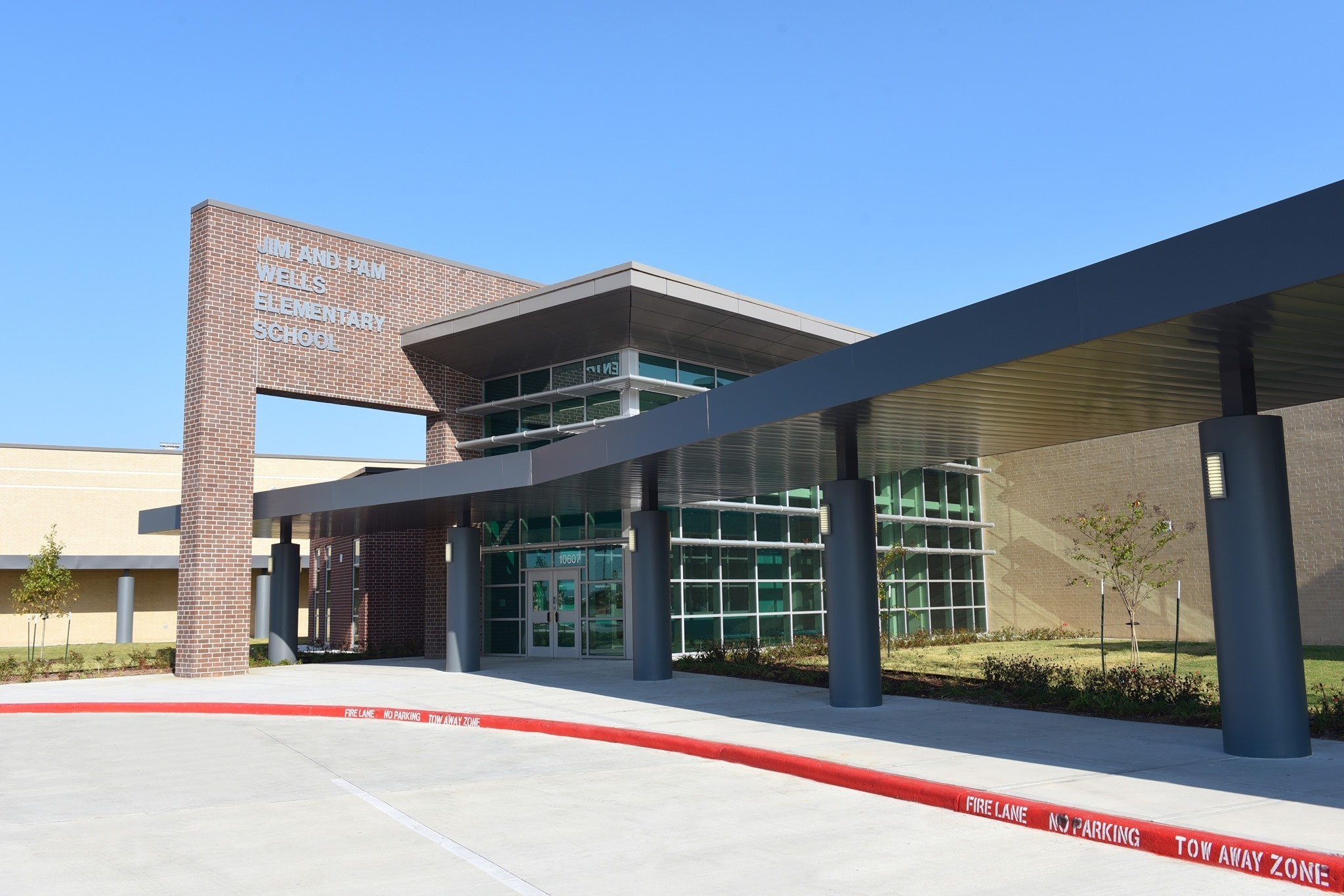 Wells Elementary School Class Rings, Yearbooks and Graduation Balfour